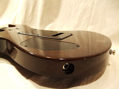 Rückansicht mit Kabelbuchse, Elektronik- und Vibratofachdeckel