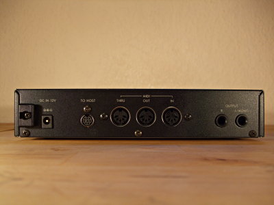 Stromzufuhr, PC-Schnittstelle, MIDI-Trio und Stereo-Out